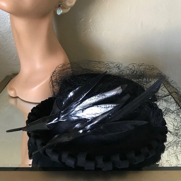 RARE 1930s' BLACK FELT TILT HAT WITH 2 LACQUERED "BIRDS", STRAP & LARGE. VEIL - Picture 16 of 16